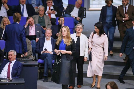 Katharina Dröge kritisiert AfD-Provokationen im Bundestag, fordert Wachsamkeit gegenüber deren Strategie.