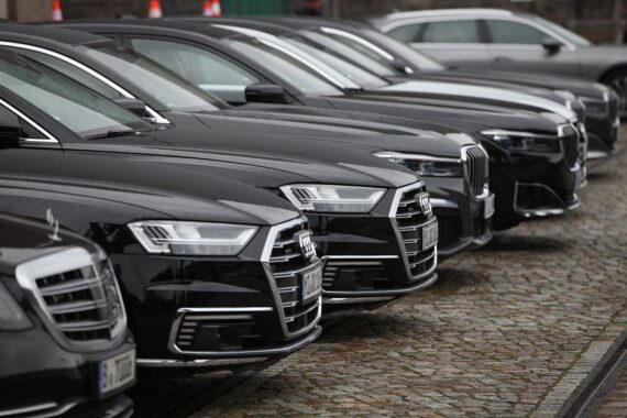 Elektrische Dienstwagen Verkehrszeichen, symbolisieren EU-Vorgaben für nachhaltige Unternehmensflotten ab 2030.