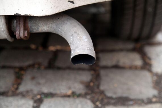 Auspuff eines Autos, symbolisiert die Debatte um Verbrennungsmotor und Klimaziele in der EU.