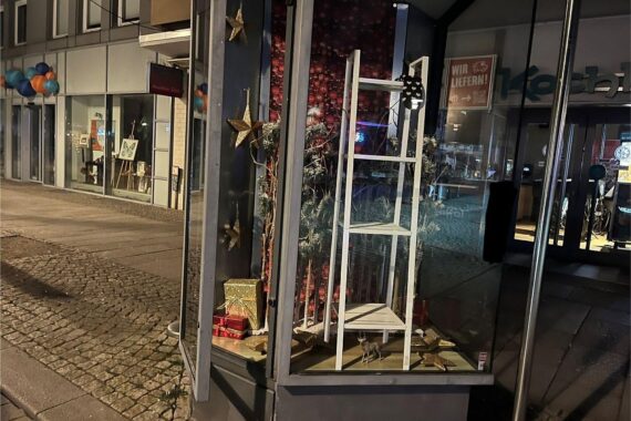 Einbruch in eine Glasvitrine: gewaltsam geöffnete Türen, Hebelspuren, Metallstange als Tatwerkzeug.