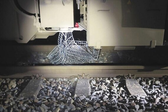 Einkaufswagen auf Gleisen, Regionalexpress kollidiert, Feuerwehr bei Bergungsaktion, keine Verletzten.