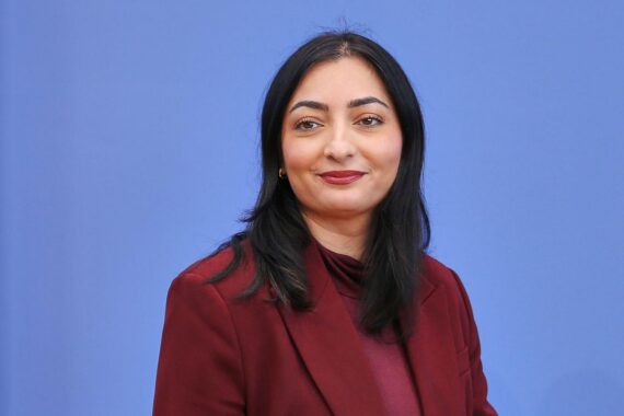 Reem Alabali Radovan diskutiert Entwicklungszusammenarbeit zwischen Nord- und Südländern für Frieden und Sicherheit.