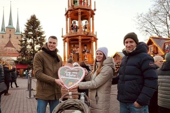 Familie Adam am Erfurter Weihnachtsmarkt, feierliche Begrüßung und Geschenke, festliche Stimmung.