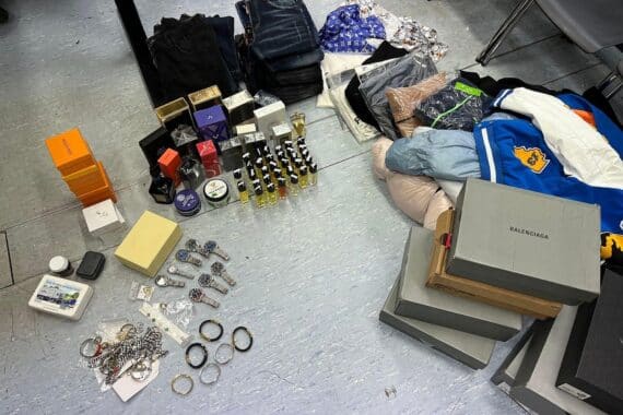 Fahrzeugkontrolle der Polizei mit sichergestellten gefälschten Markenartikeln im Kofferraum.