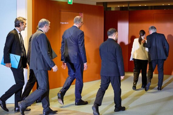 Friedrich Merz und Wolodymyr Selenskyj diskutieren über Sicherheitsgarantien und Unterstützung für die Ukraine.