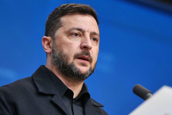 Politiker unterstützen Ukraine: Selenskyj, Merz, Starmer und Macron bei wichtigem Treffen in London.