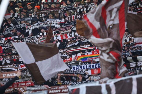 Fans des FC St. Pauli feiern Leidenschaft, Gemeinschaft und sportlichen Ehrgeiz im Stadion.