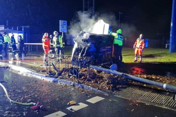 Verunfallter Pkw nach schwerem Unfall in Metjendorf; Fahrer eingeklemmt, Feuerwehr im Einsatz.