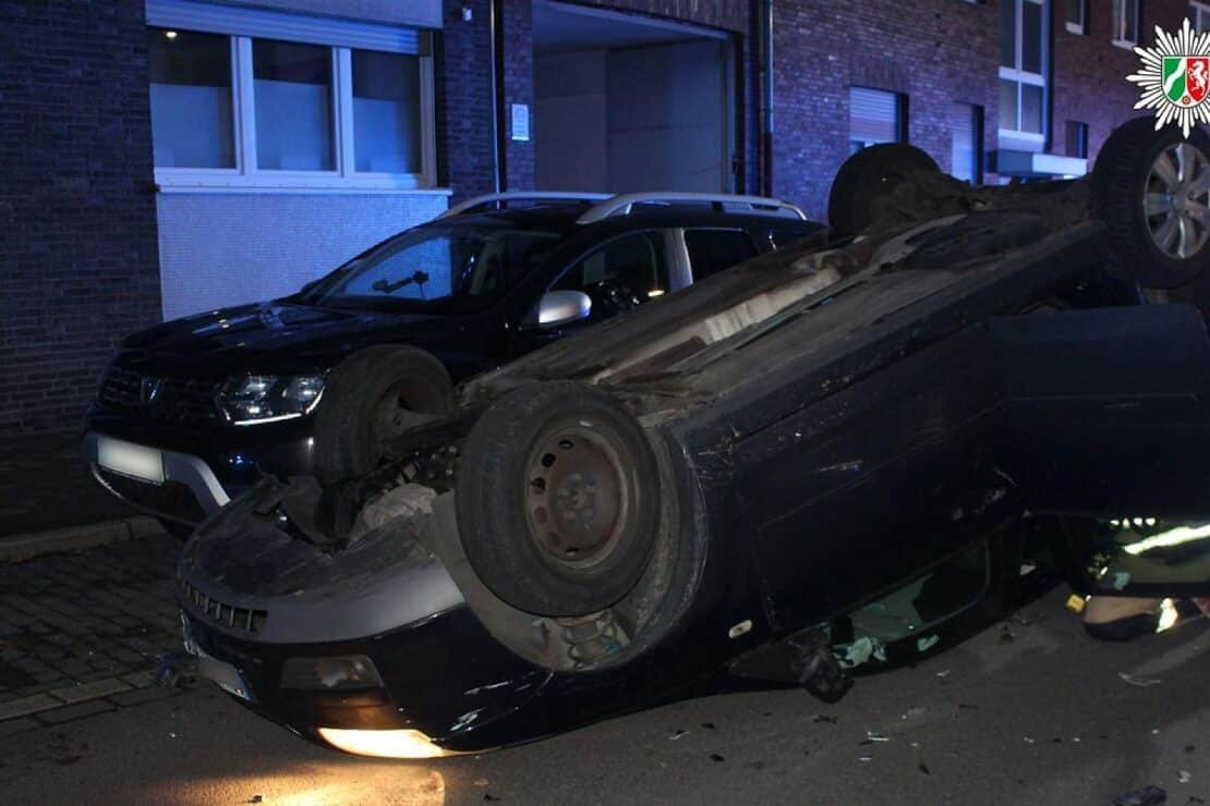 Fahrzeug überschlägt sich nach Unfall in Oberhausen