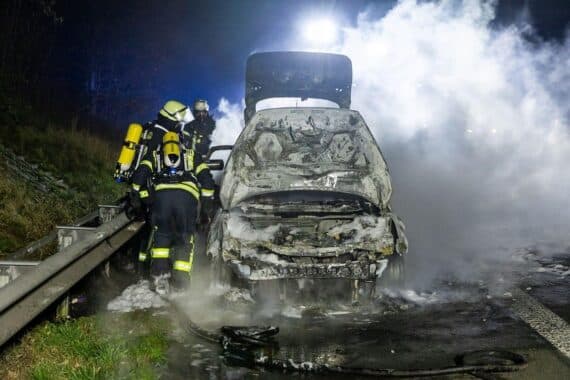 Vollbrand eines Pkw auf Autobahn, Feuerwehr im Einsatz, glücklicherweise unverletzte Insassen.
