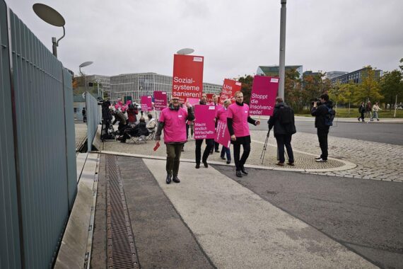 Demonstration des Verbandes "Die Familienunternehmer" für oder gegen AfD-Politiker in Berlin.