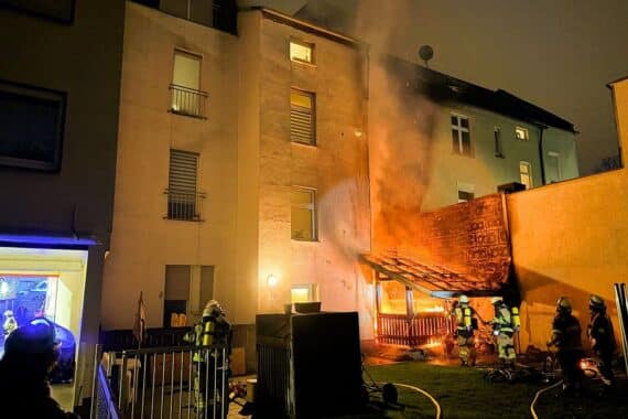 Brand in Essen-Altenessen: Feuerwehr löscht Wohnung, Einsatzkräfte retten Bewohner. Keine Verletzten.