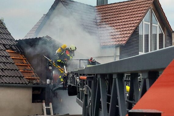 Drehleiter im Einsatz: Feuerwehr Allensbach hilft bei Löscharbeiten in Steißlingen.