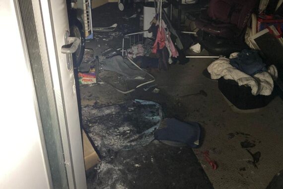 Feuerwehr Datteln bekämpft Kamin- und Kellerbrand, Einsatzkräfte im Einsatz, keine Verletzten.