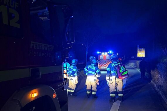 Einsatz der Feuerwehr Herdecke wegen Geruchsbelästigung; Bewohner evakuiert, Straßen gesperrt.