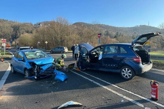 Ein Unfall auf der Westtangente, Feuerwehr im Einsatz, Weihnachtsstimmung mit Herausforderungen.