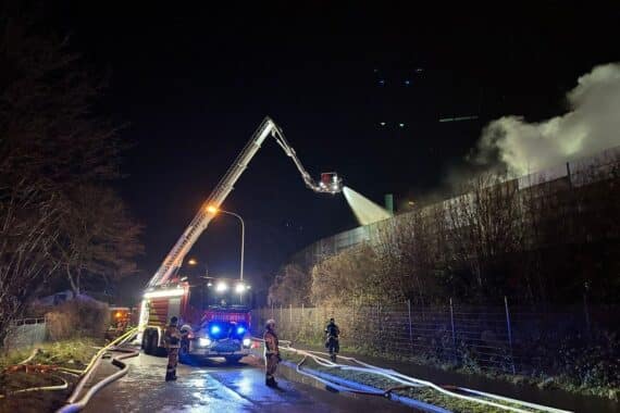 Freiwillige Feuerwehr im Einsatz, Löscharbeiten nach Großbrand im Krefelder Hafen, Zusammenarbeit verschiedener Einheiten.