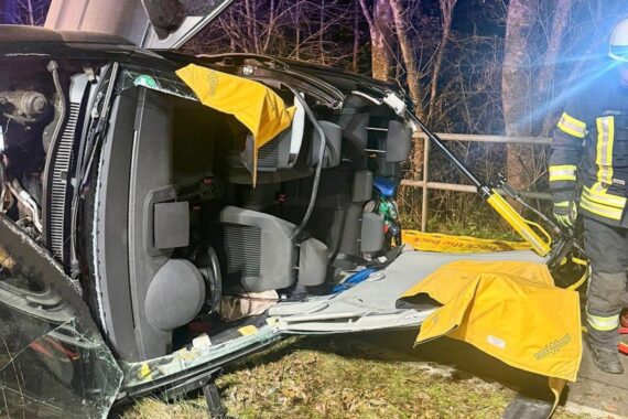 PKW mit abgekapptem Dach, Feuerwehr im Einsatz, Rettung einer Frau nach Unfall.