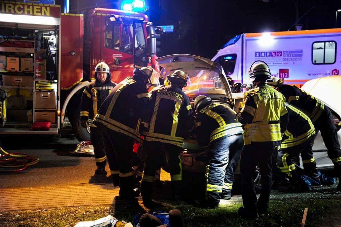 Feuerwehr befreit Schwerverletzte nach Unfall in Neunkirchen
