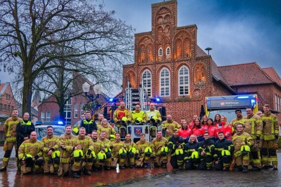 Gruppenfoto von Feuerwehr und Hilfsdiensten, bereit für eine sichere Silvesternacht in Wildeshausen.