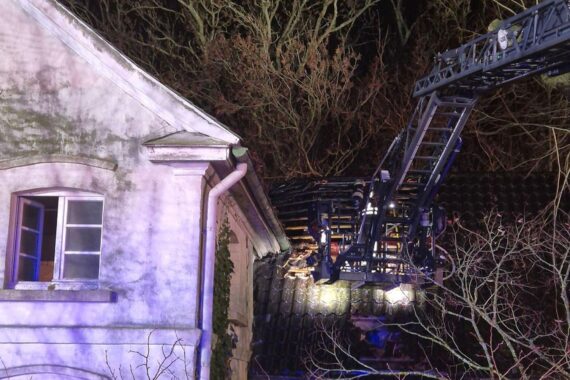 Einsatz der Feuerwehr Gevelsberg bei Gebäudebrand, Rettung und Unterstützung in dunkler Nacht.