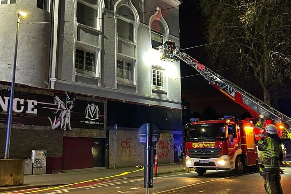 Feuerwehr löscht Dachstuhlbrand in leerstehender Bar in Recklinghausen