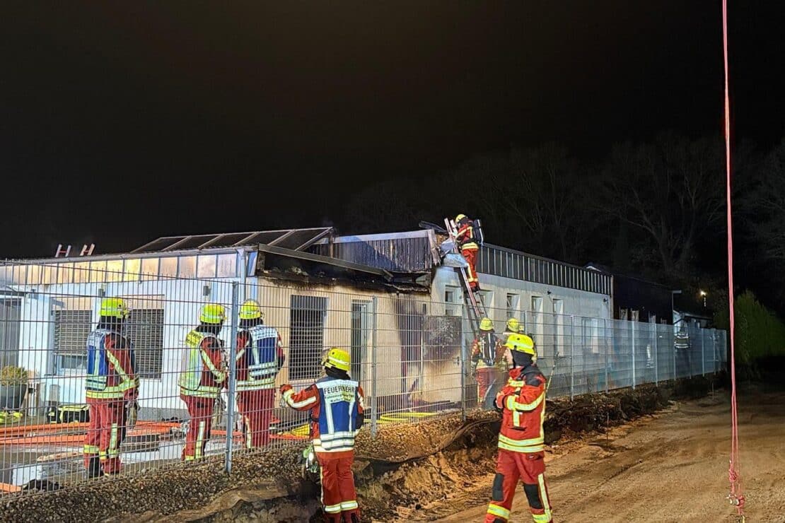 Feuerwehr löscht Gebäudebrand in Kaltenkirchen