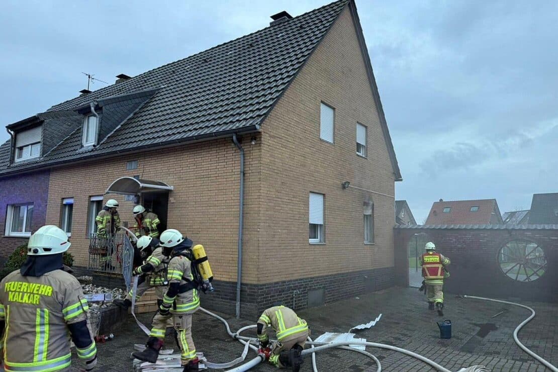 Feuerwehr löscht Küchenbrand in Kalkarer Wohnhaus