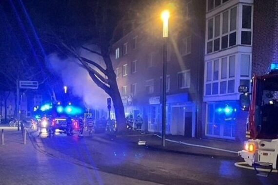 Feuerwehr löscht Brand im Restaurant, dichte Rauchentwicklung, Bewohner evakuiert, keine Verletzten.