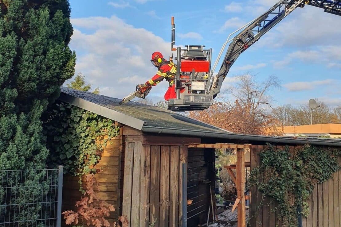 Feuerwehr löscht Schuppenbrand mit Gasflaschen in Rotenburg