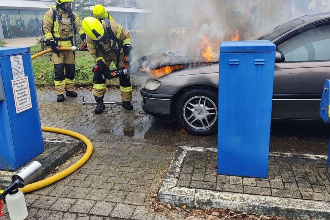 Feuerwehr löscht brennenden Opel in Detmold
