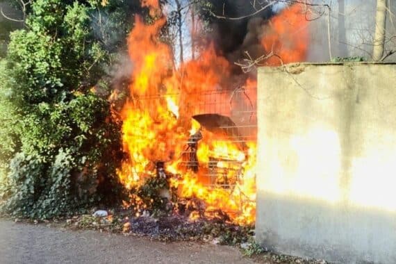 Feuerwehr löscht Brand von Sperrmüll auf Hinterhof in Oberhausen-Lirich Süd.