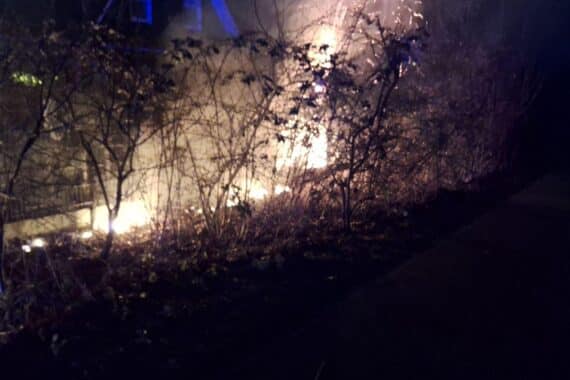 Brennende Hecke, Feuerwehr im Einsatz, nächtliche Brandbekämpfung, kalte Temperaturen, Rettungskräfte vor Ort.
