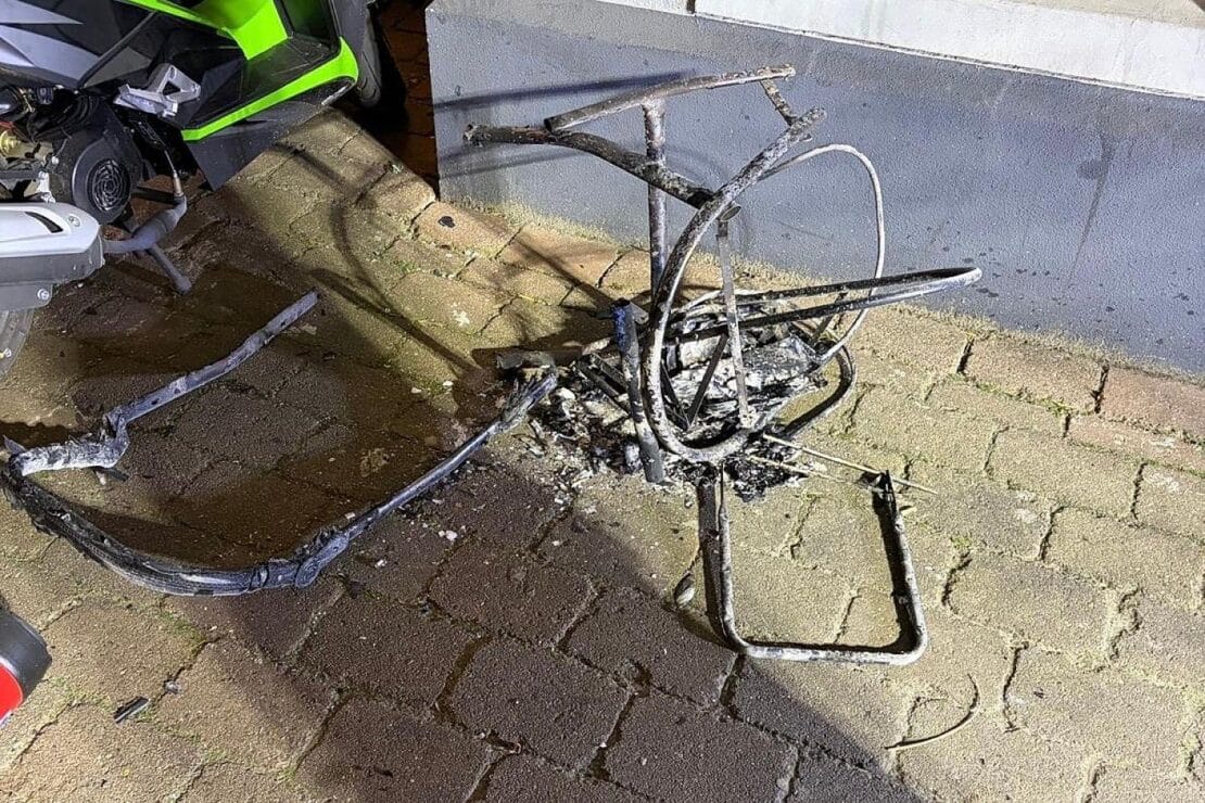 Feuerwehr rettet 13 Menschen und zwei Hunde aus verrauchtem Bahnhofsgebäude in Wildeshausen
