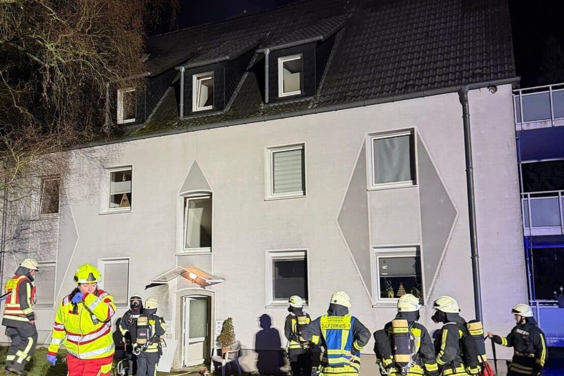 Feuerwehr rettet Bewohner aus Dachgeschossbrand in Hattingen