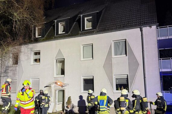 Dachgeschossbrand mit Feuerwehr, Rettung eines Bewohners und Löscharbeiten in Hattingen.