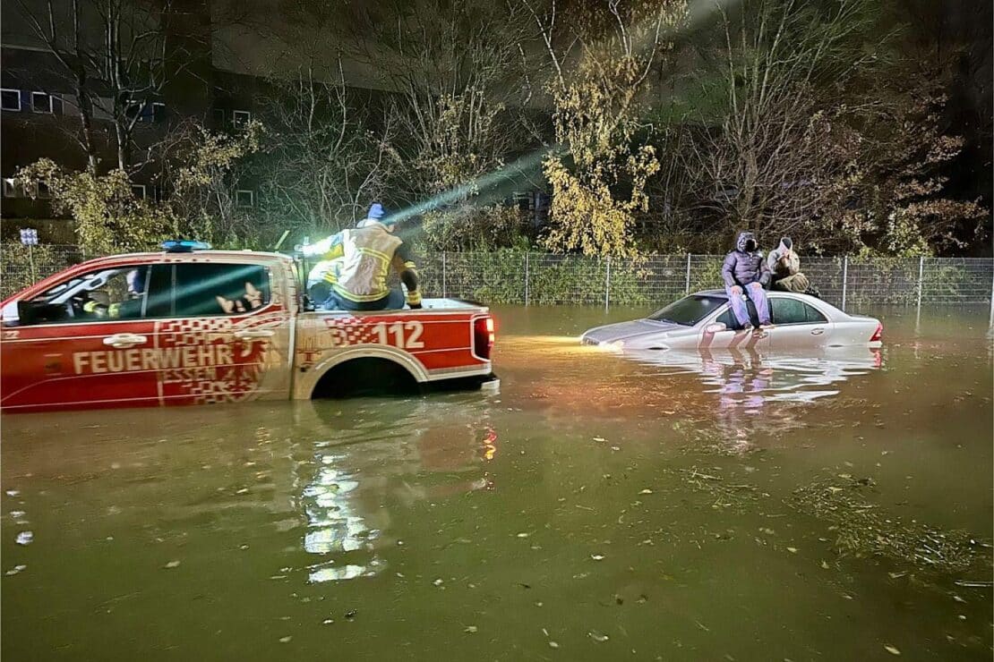 Feuerwehr rettet Insassen aus überfluteter Limousine in Essen