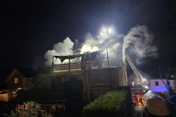 Feuerwehr rettet Person aus brennendem Mehrfamilienhaus in Bad Honnef; intensive Einsatzmaßnahmen.