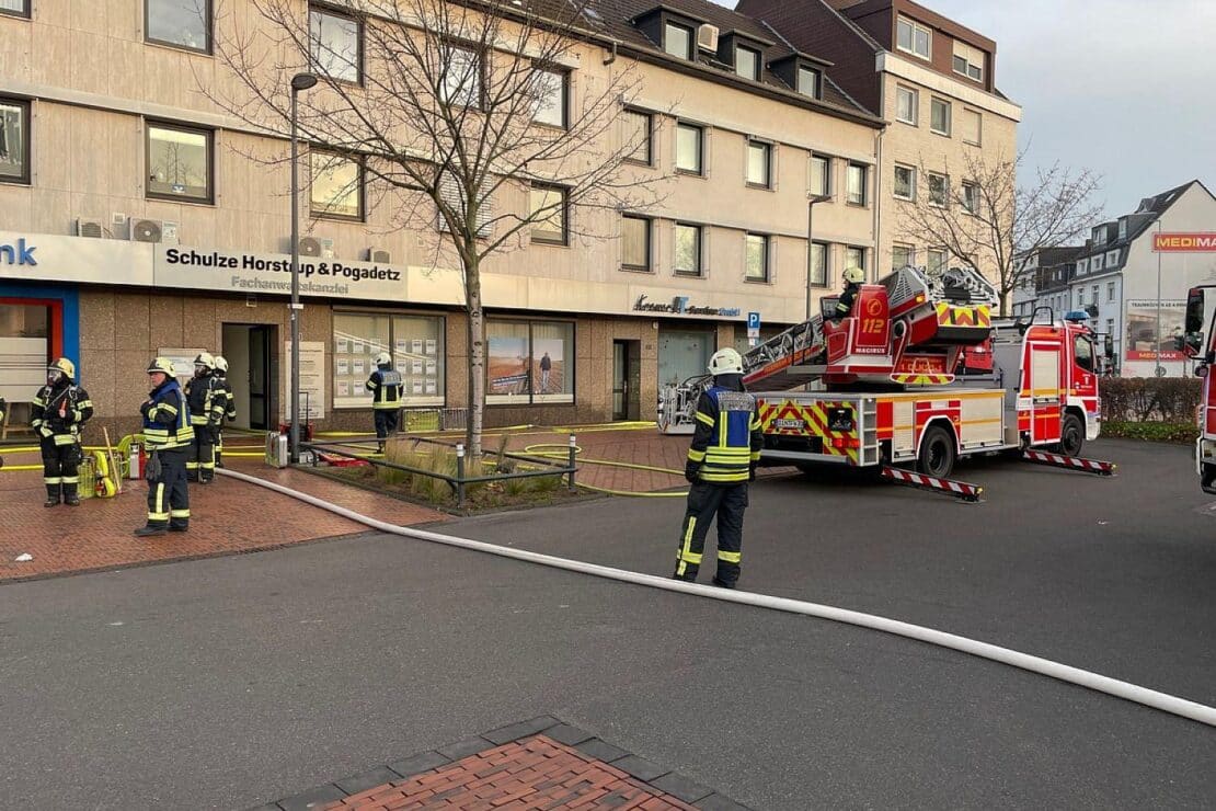 Feuerwehr rettet acht Personen aus verrauchtem Wohnhaus in Dinslaken