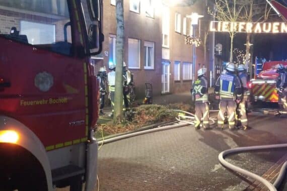 Feuerwehr rettet Menschen aus brennendem Mehrfamilienhaus in Bocholt, dramatische Einsatzsituation dokumentiert.