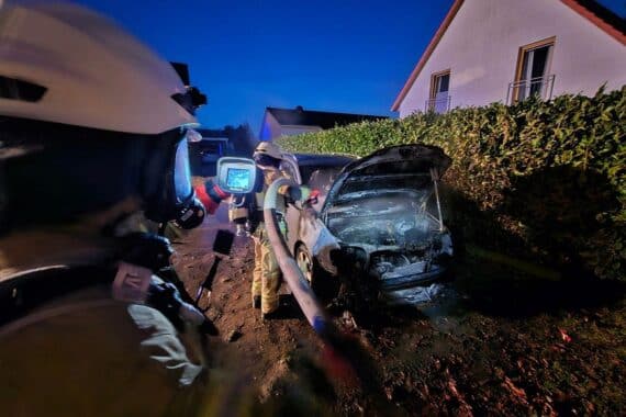 Feuerwehr löscht brennenden Pkw, verhindert Ausbreitung auf angrenzendes Wohnhaus in Arpke.