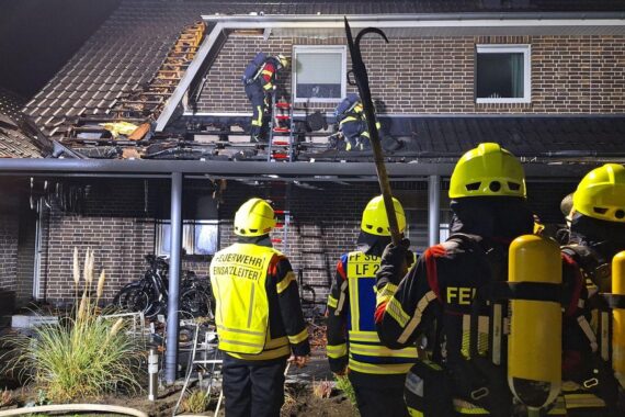 Feuerwehr löscht Brand an Doppelhaus, keine Verletzten, Einsatzkräfte im großen Aufgebot.