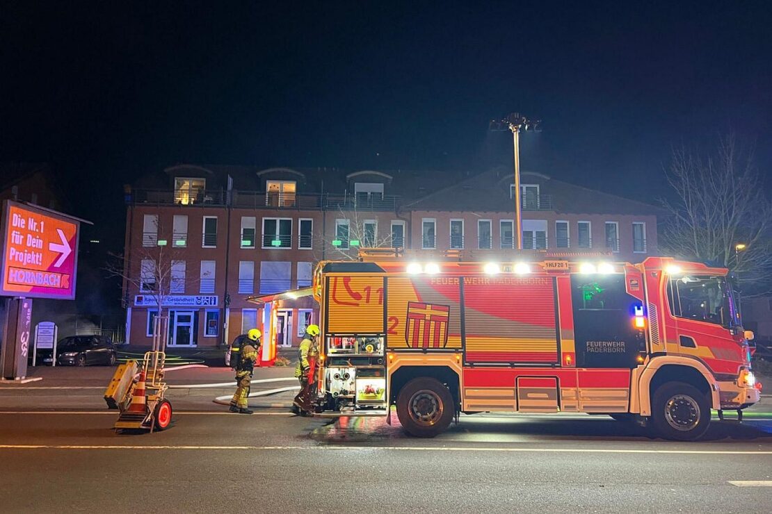 Feuerwehr verhindert Übergreifen von Containerbrand auf Wohnhäuser in Paderborn