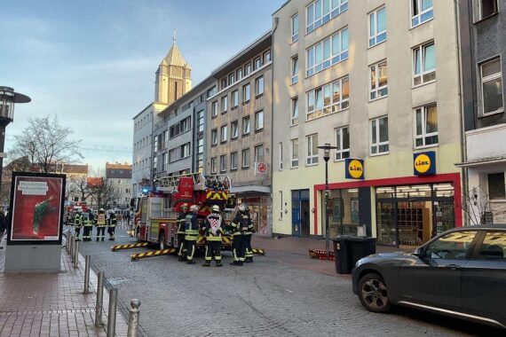 Feuerwehr und Sperrung in Dortmund wegen verdächtigem Geruch in Mehrfamilienhaus.