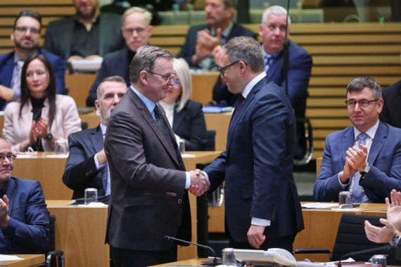Bodo Ramelow und Mario Voigt diskutieren mögliche Kooperationen nach Landtagswahlen in Ostdeutschland.
