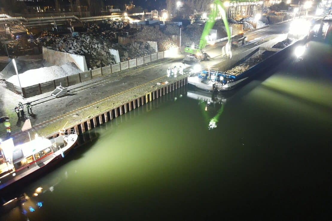 Frachtschiff nach Kollision mit Spundwand in Dortmund beschädigt