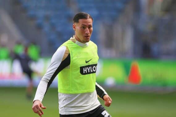 Younes Ebnoutalib in Eintracht Frankfurt-Trikot, jubelnd nach Torerfolg auf dem Fußballfeld.