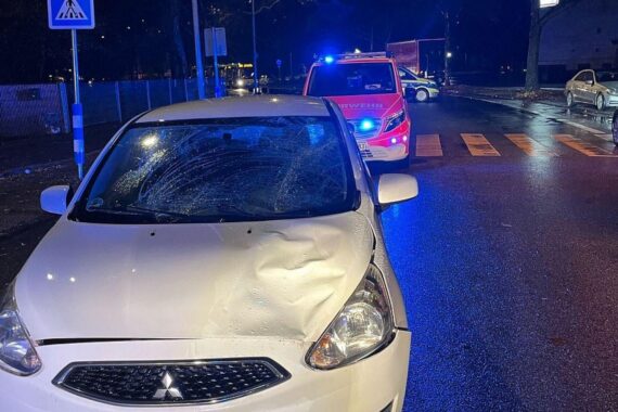 Schwerer Verkehrsunfall, verletzter Fußgänger, Polizei vor Ort, Rettungswagen, Unfallstelle in Oberhausen.