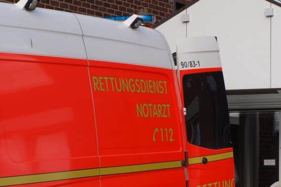 Rettungswagen am Unfallort, untersucht Fußgängerunfall mit schwer verletzter 18-Jähriger auf Bundesstraße.