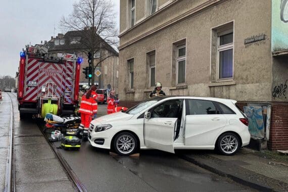 Schwerer Verkehrsunfall in Essen-Steele: Fußgängerin verletzt, Rettungskräfte im Einsatz.